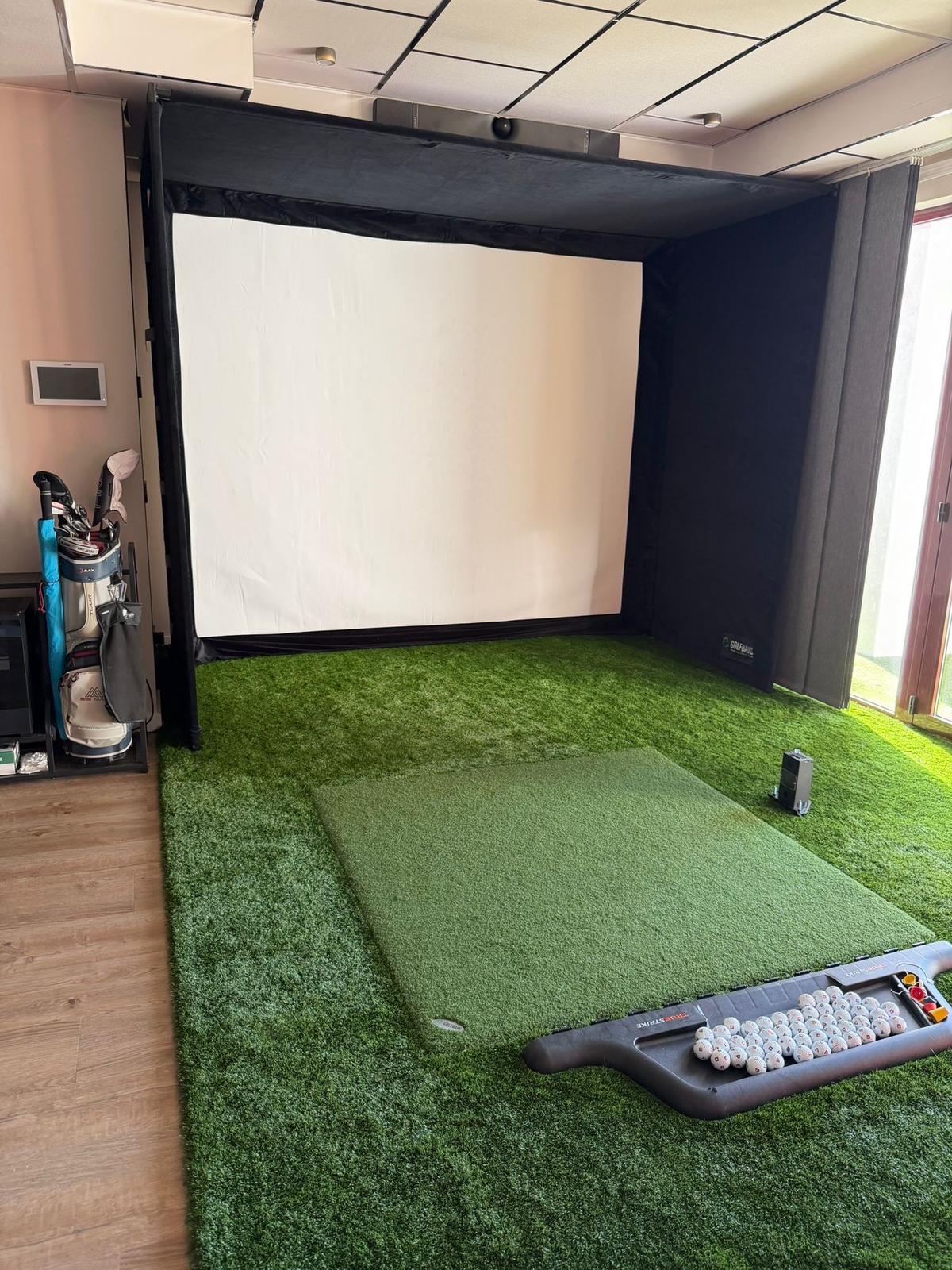 Sala simulador golf instalación completa llave en mano
