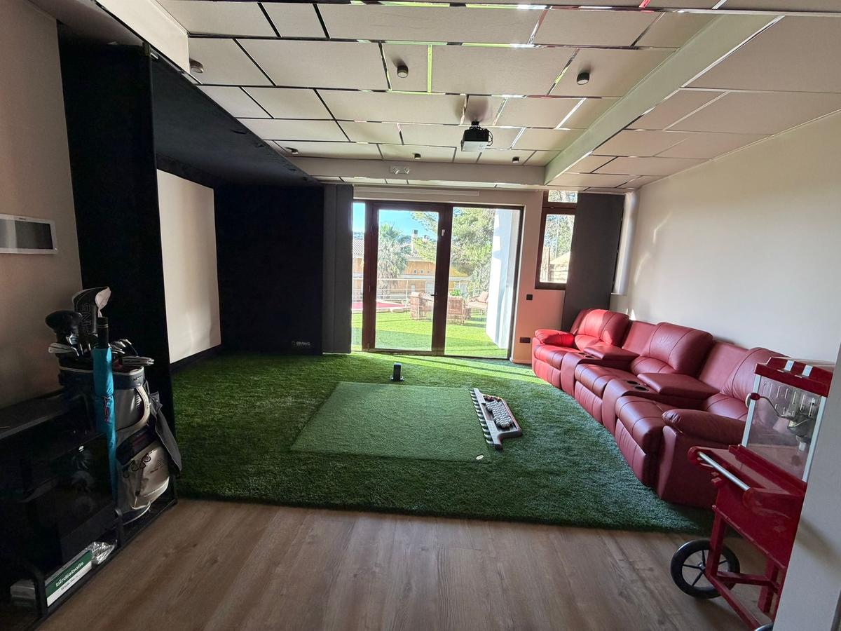 Sala simulador golf premium con sofás Valencia