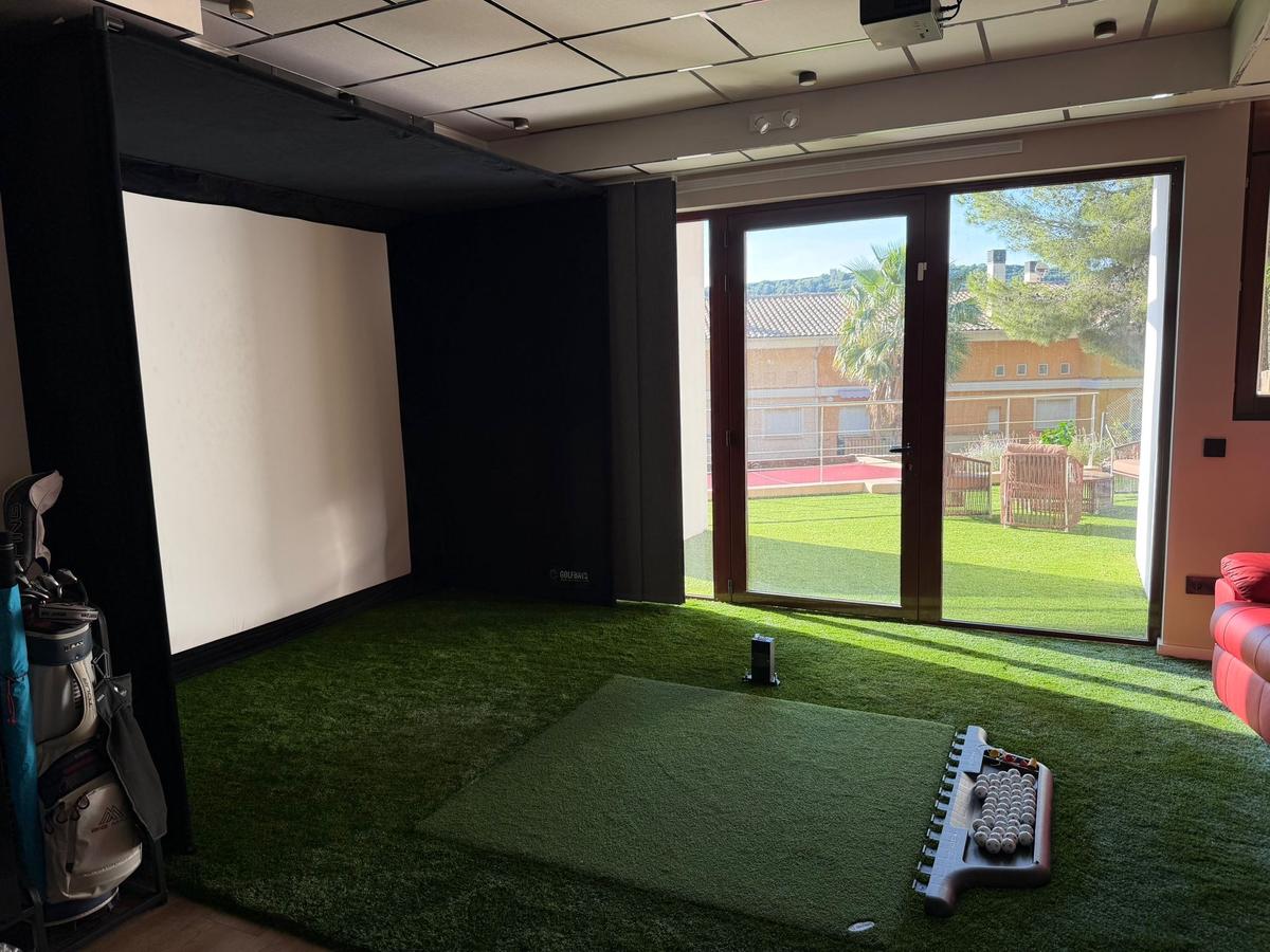 Sala simulador golf con vistas al jardín